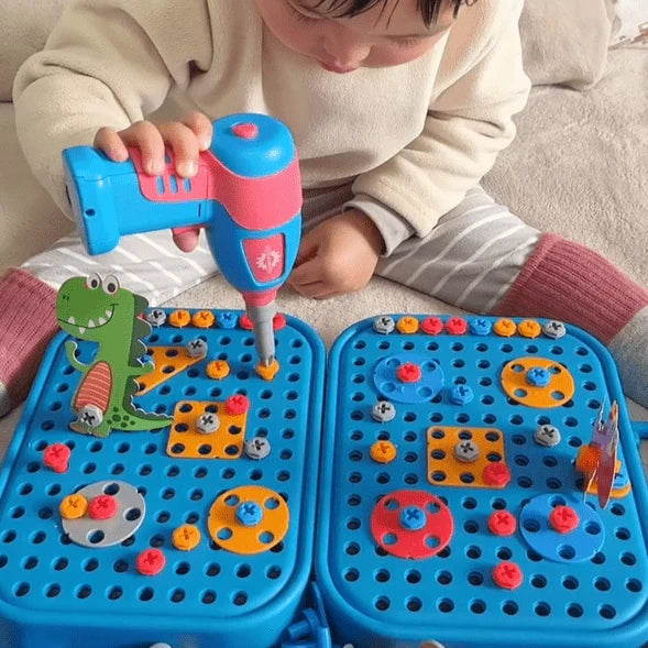 Çocuk, kendi dostu matkap ile Minik Mucidim setinin renkli parçalarını birleştiriyor